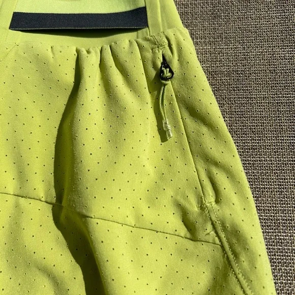 Lululemon Fast and Free short lined Wasabi. Mens size small - Picture 9 of 15